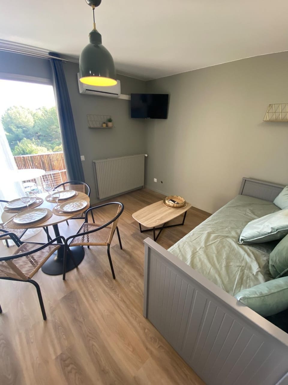 Bed, TV and multimedia, Living room, Dining area
