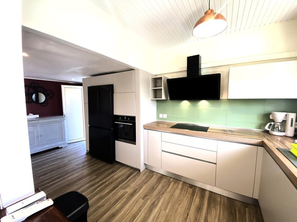 Kitchen or kitchenette, dishwasher, oven