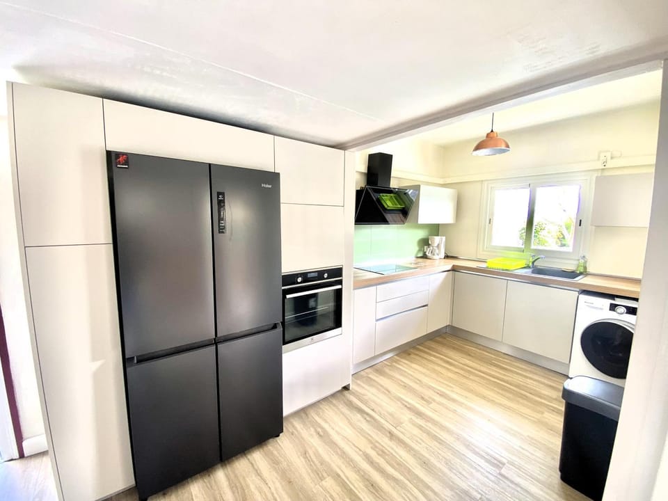 Kitchen or kitchenette, dishwasher, oven