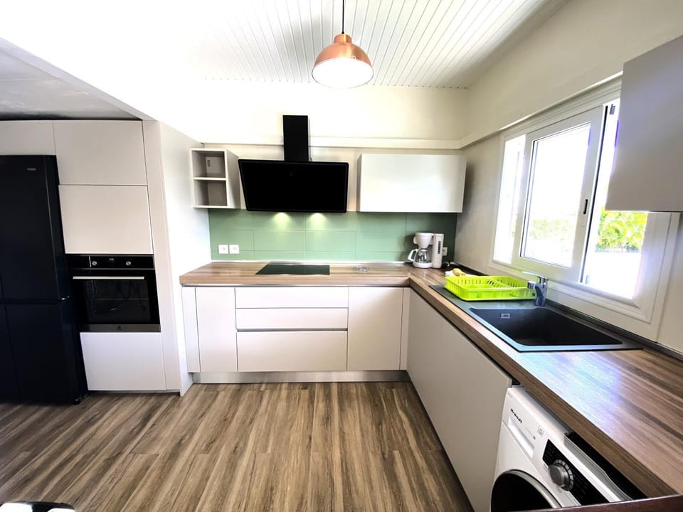 Kitchen or kitchenette, dishwasher, oven