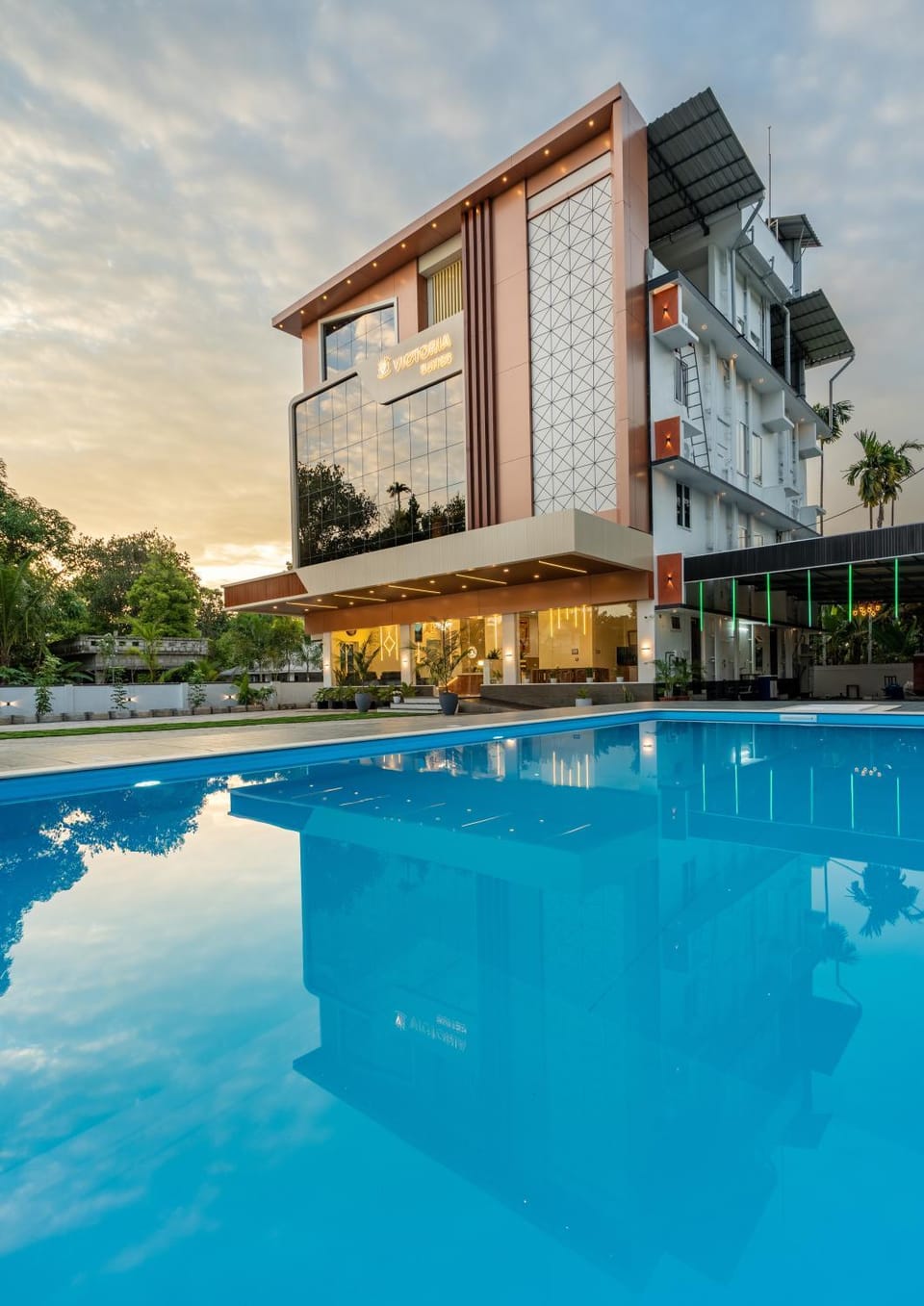 Facade/entrance, Swimming pool