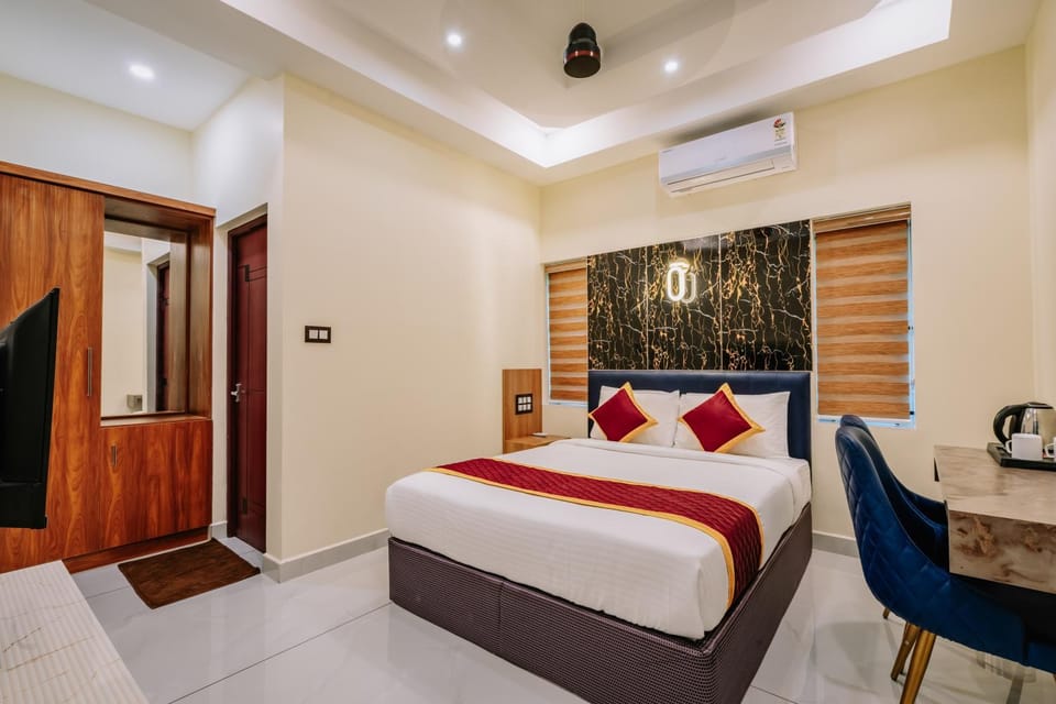 Bed, TV and multimedia, Photo of the whole room, Seating area, Bedroom, air conditioner