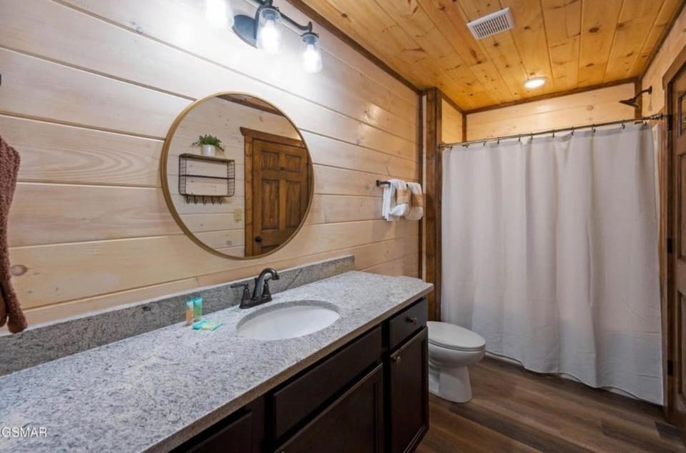 Modern Pigeon Forge Getaway, Minutes to Dollywood, Hot Tub& Game Room Apartment in Pigeon Forge