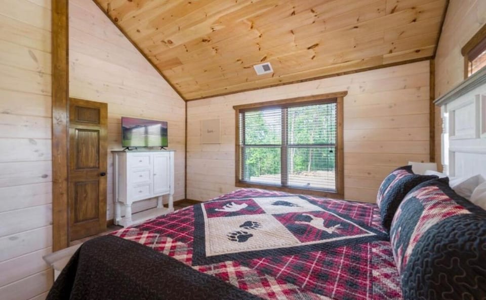Modern Pigeon Forge Getaway, Minutes to Dollywood, Hot Tub& Game Room Apartment in Pigeon Forge