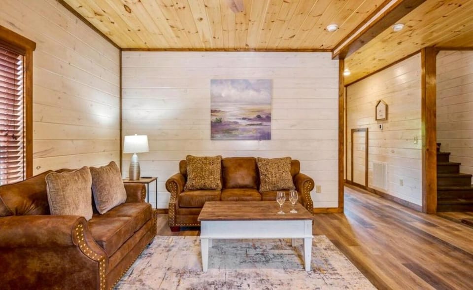 Modern Pigeon Forge Getaway, Minutes to Dollywood, Hot Tub& Game Room Apartment in Pigeon Forge