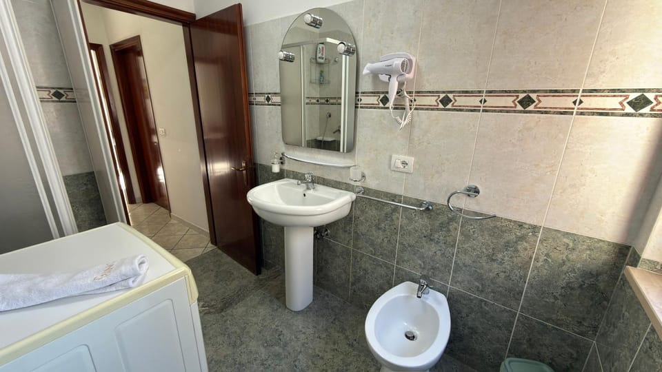 Shower, Toilet, Bathroom, bidet, towels