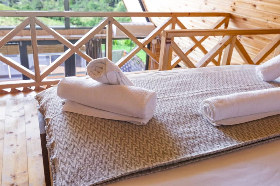 Bed, Bedroom, towels