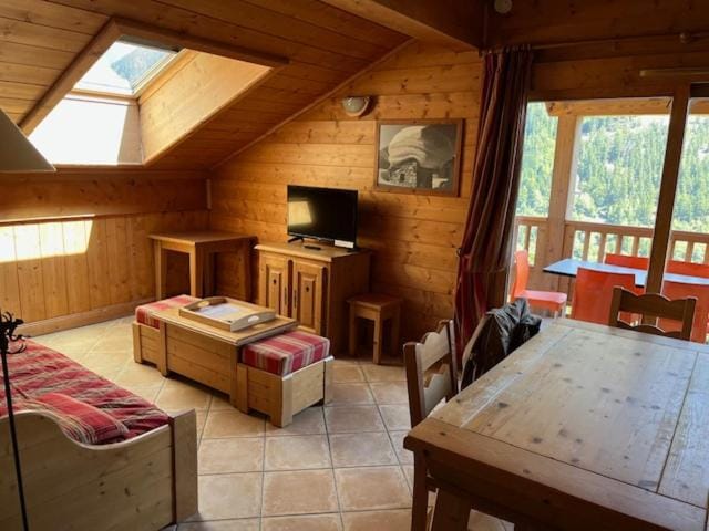 Communal lounge/ TV room, TV and multimedia, Living room, Seating area, Dining area, Evening entertainment, Bedroom