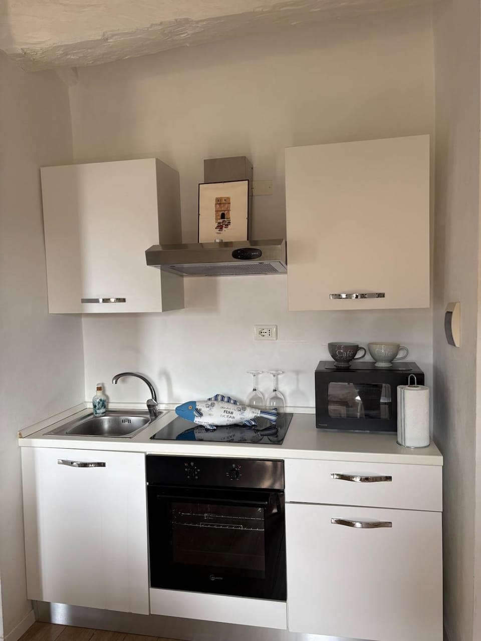 Kitchen or kitchenette, microwave, oven, stove