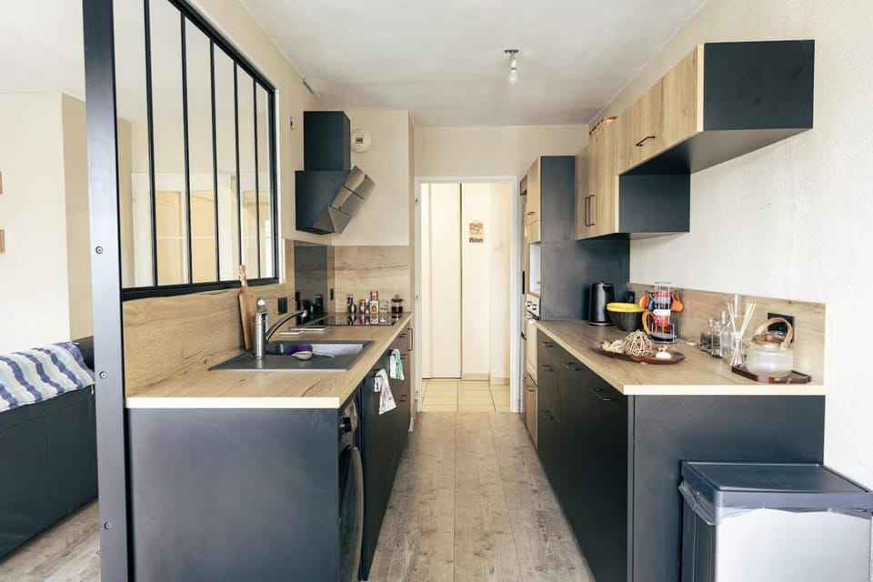 Kitchen or kitchenette, Dining area, oven