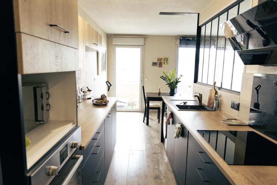 Kitchen or kitchenette, Dining area, stove