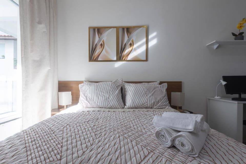 Bed, Bedroom, towels
