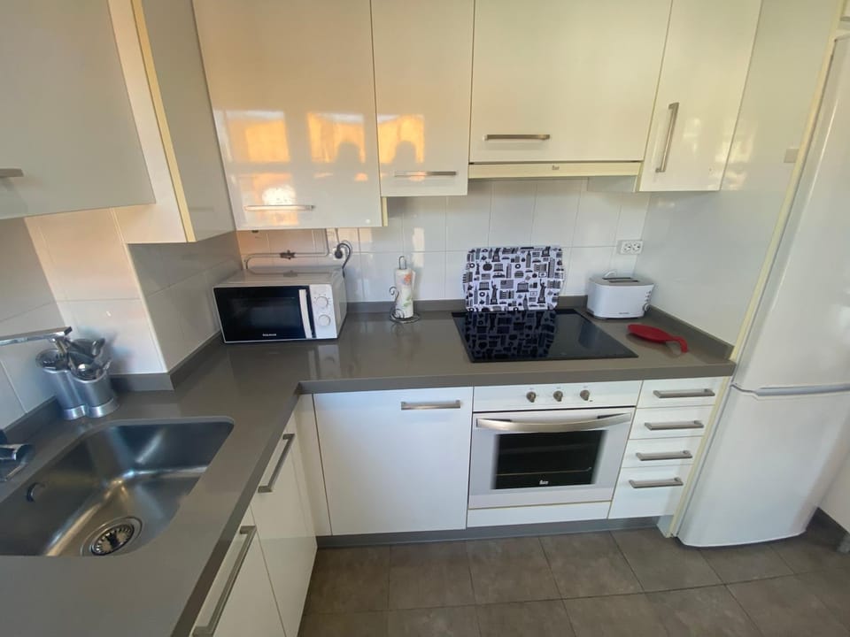 Kitchen or kitchenette, minibar