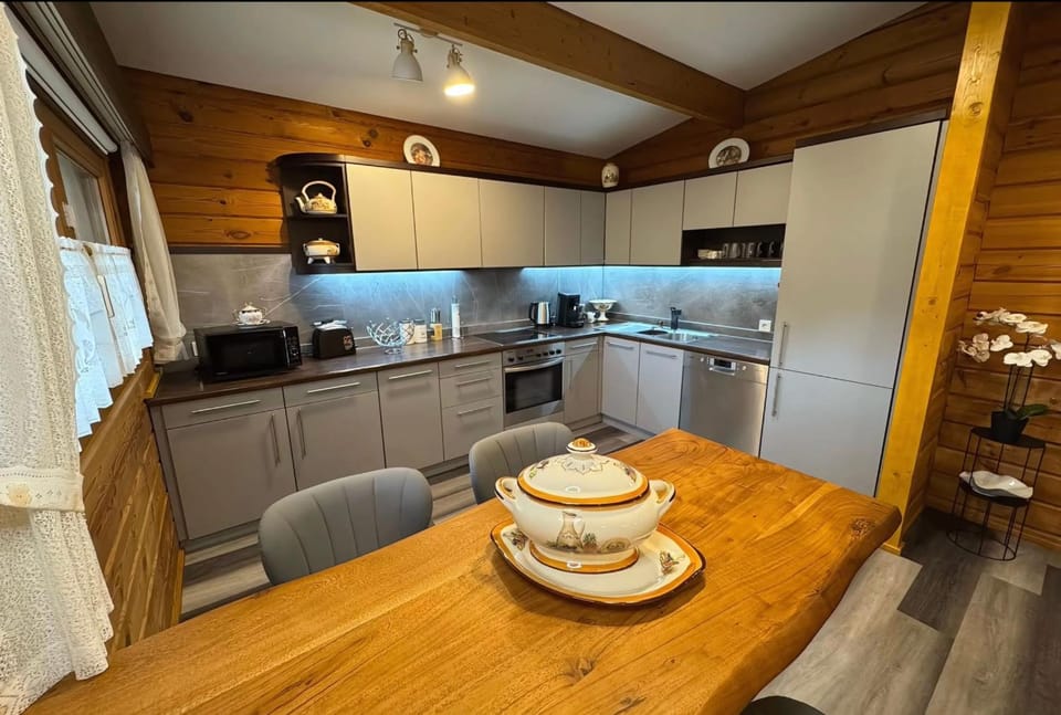 Coffee/tea facilities, Kitchen or kitchenette, Dining area, minibar, oven, stove, toaster