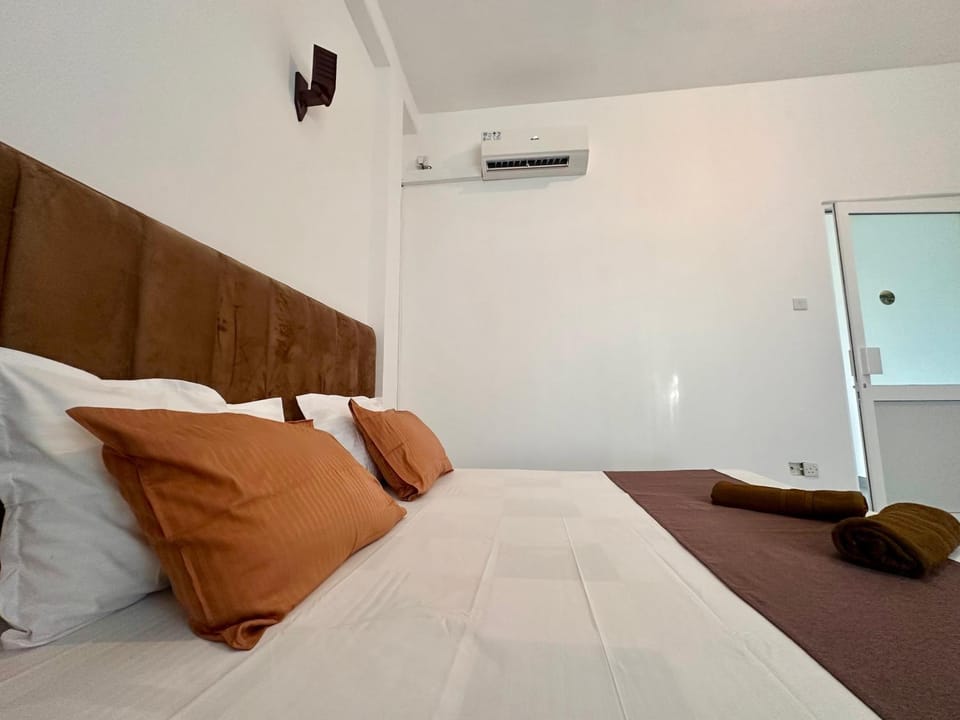 Bed, Photo of the whole room, Bedroom, air conditioner