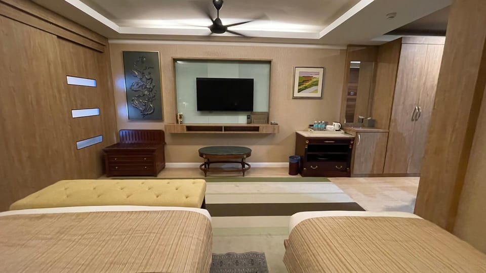 Communal lounge/ TV room, Bed, TV and multimedia, Living room, Photo of the whole room, Seating area, Evening entertainment, Bedroom, fireplace, hair dresser, wardrobe