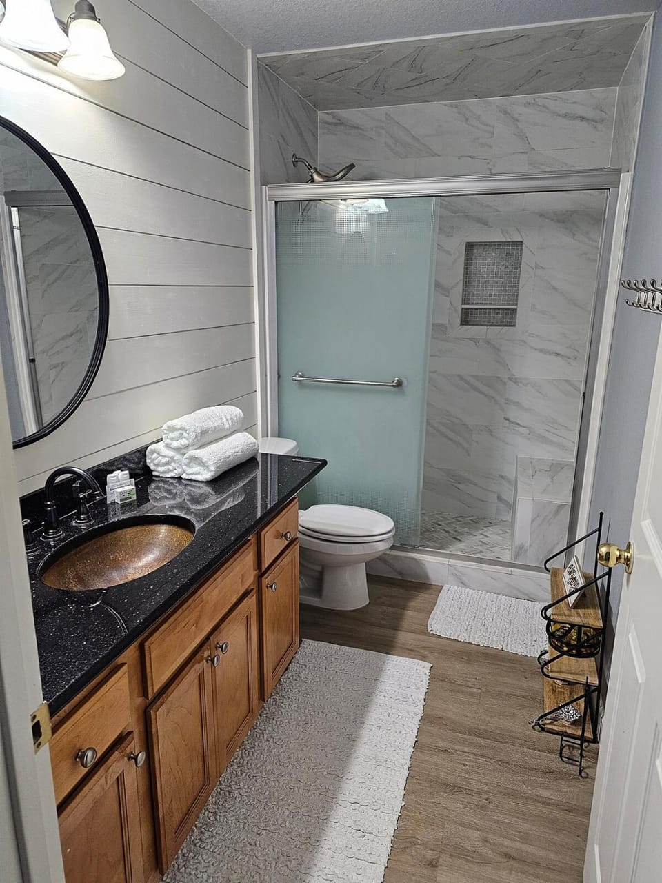 Shower, Toilet, Bathroom, towels