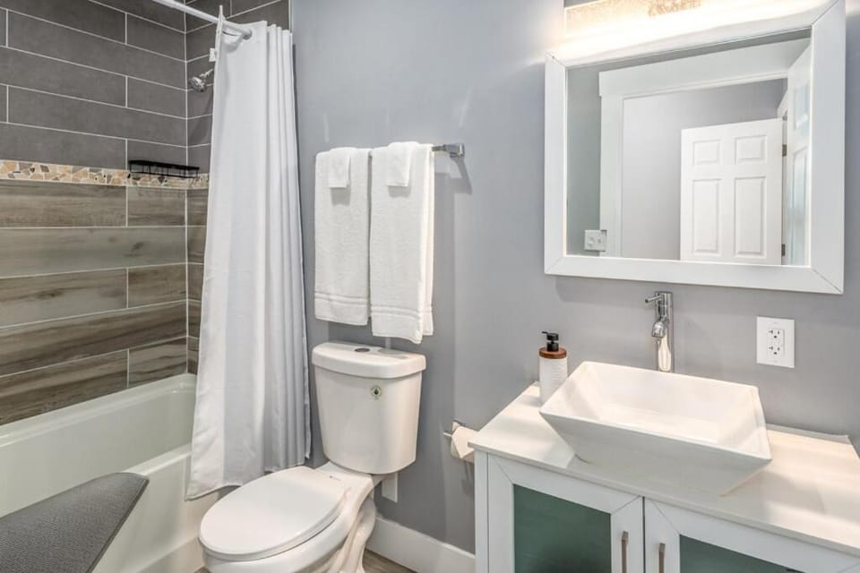 Shower, Toilet, Bathroom, Bath, towels
