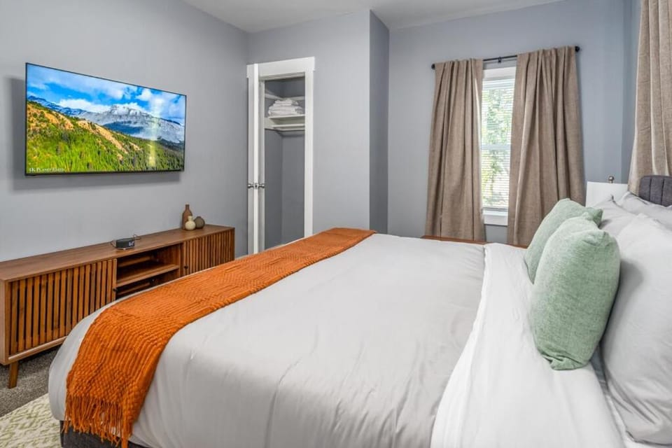 Bed, TV and multimedia, Photo of the whole room, Bedroom
