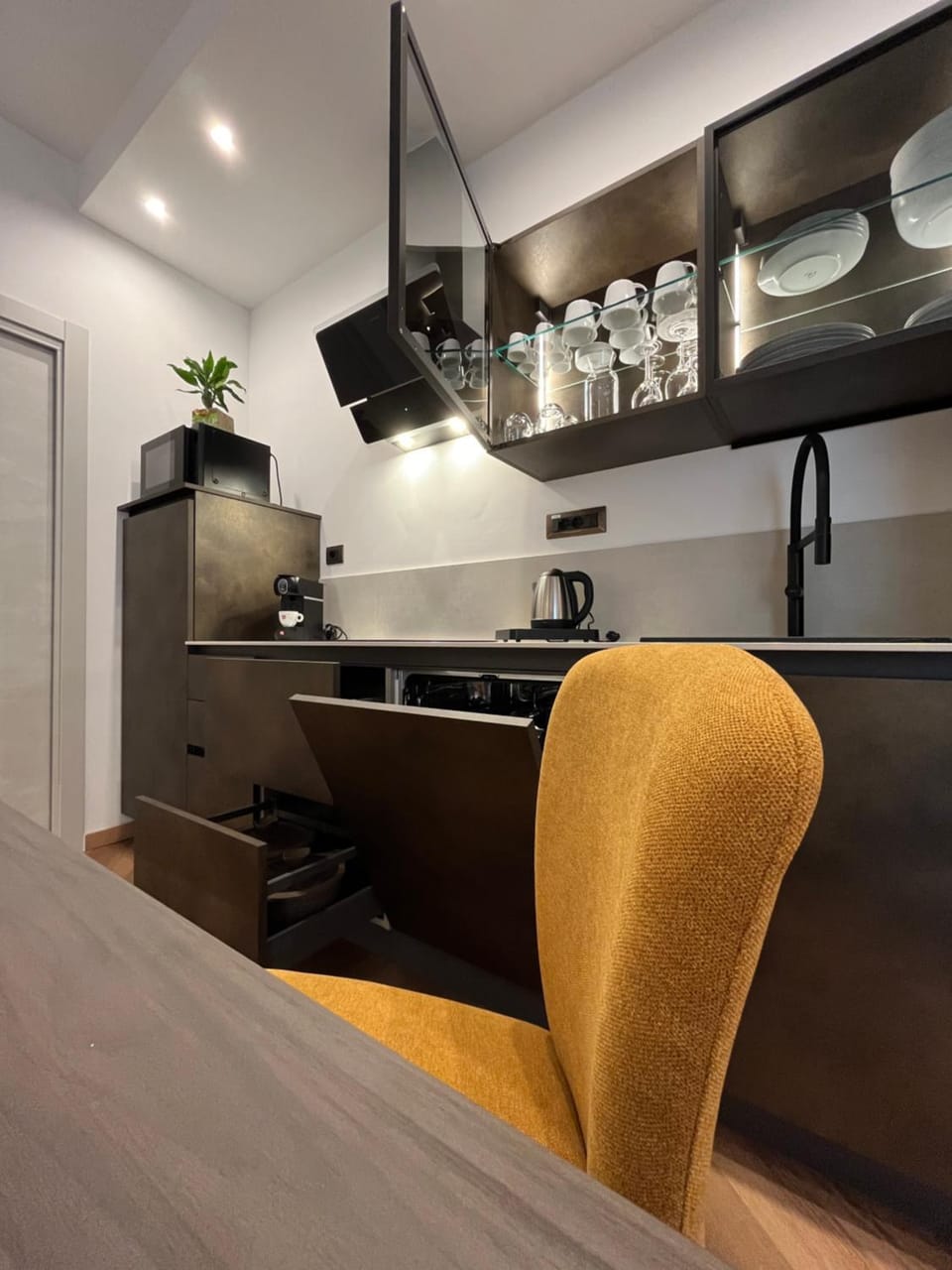 Coffee/tea facilities, Kitchen or kitchenette, dishwasher, microwave, stove
