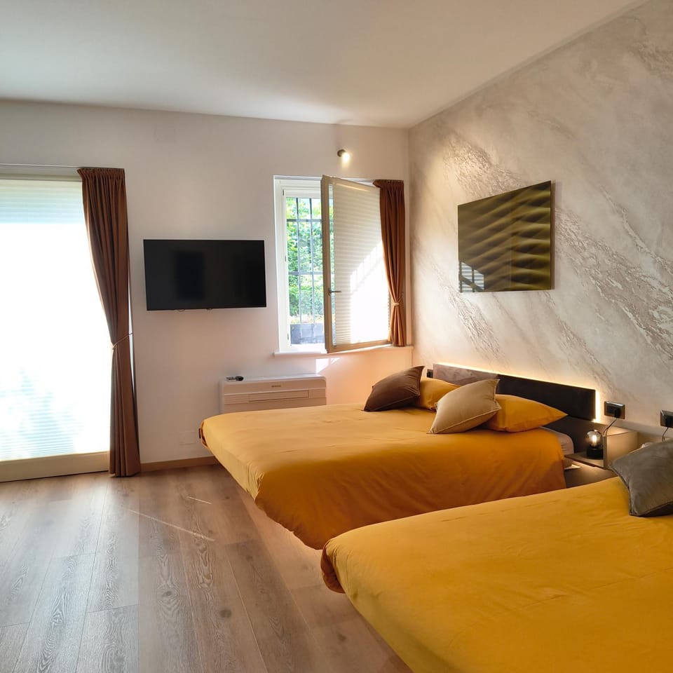 Bed, TV and multimedia, Bedroom, Garden view