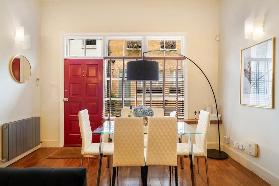 Elegant 3BR Mews House with Parking in Westminster House in City of Westminster