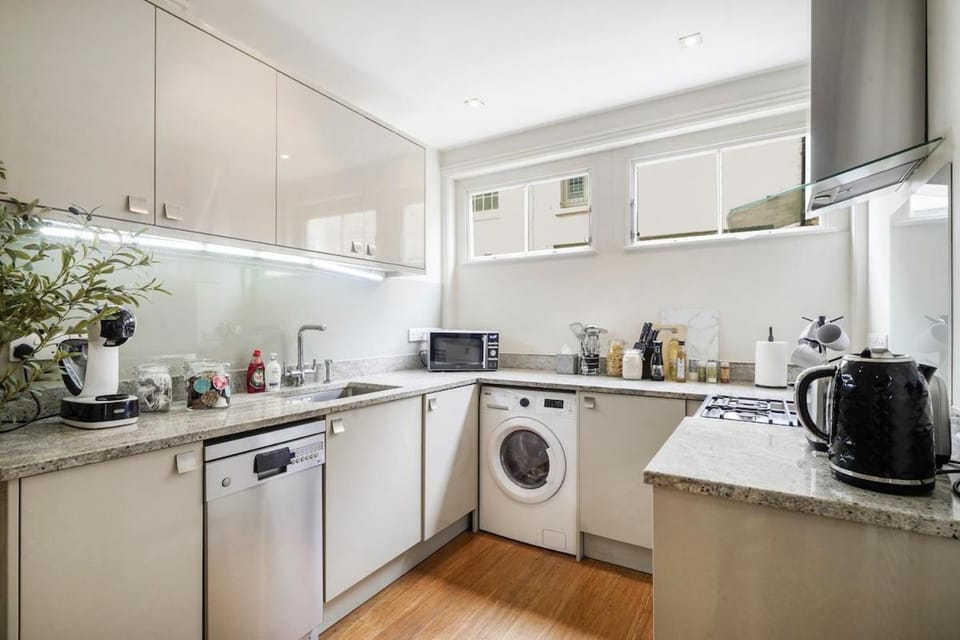 Elegant 3BR Mews House with Parking in Westminster House in City of Westminster