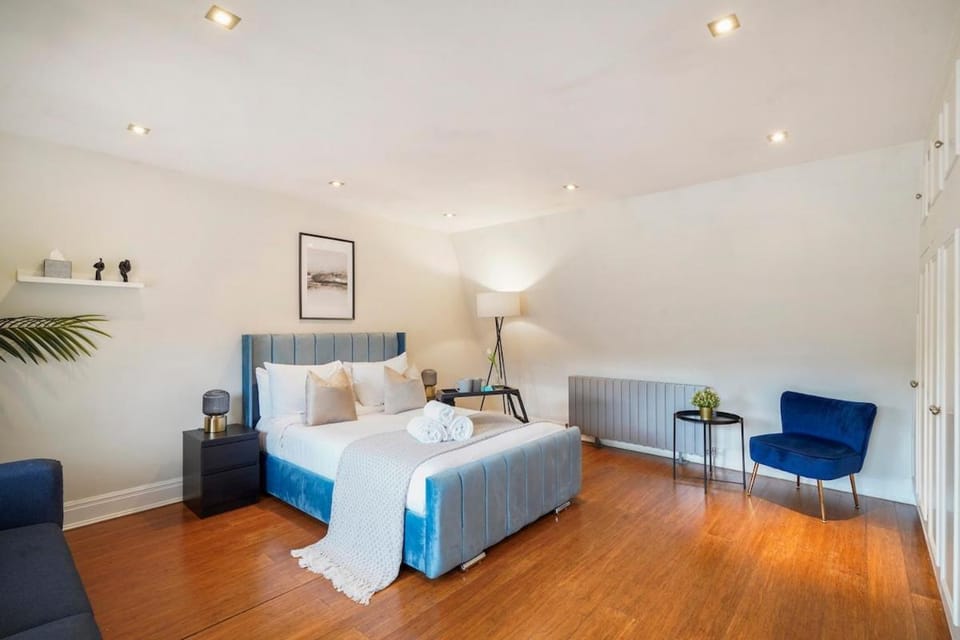 Elegant 3BR Mews House with Parking in Westminster House in City of Westminster