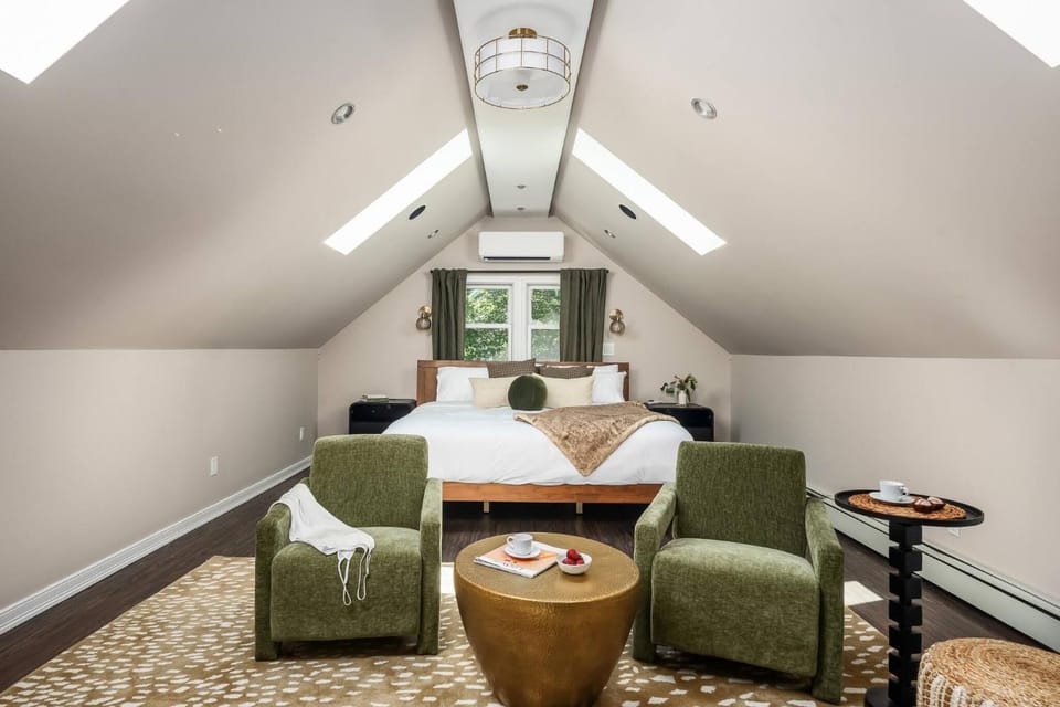 Bed, Bathroom, Photo of the whole room, Bedroom