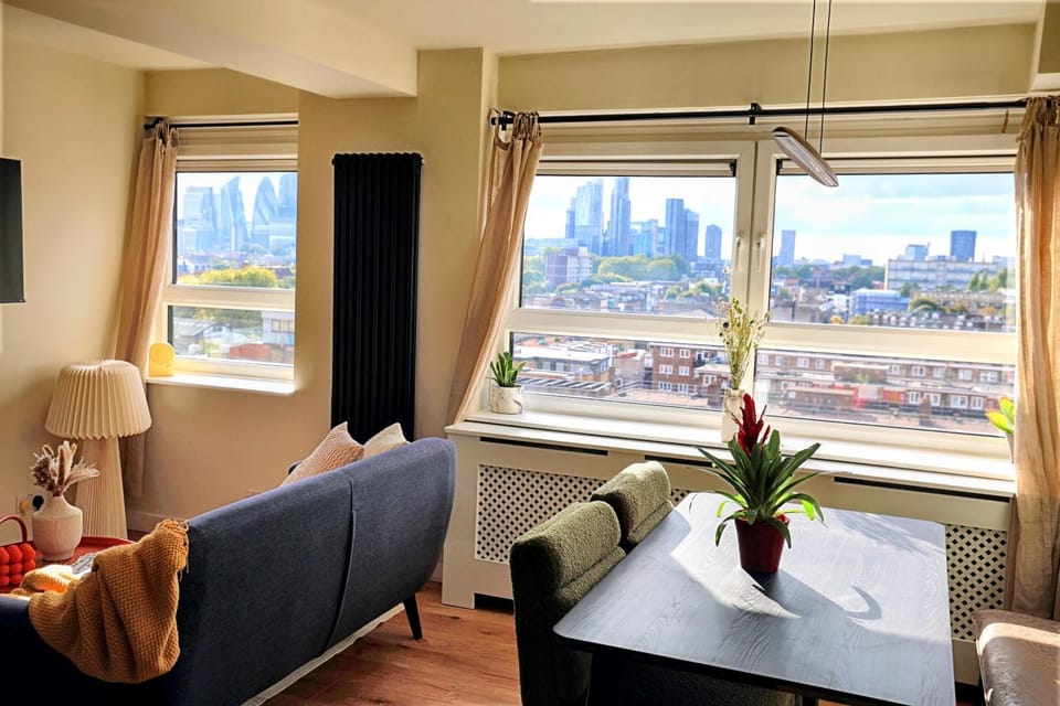 View (from property/room), Living room, Seating area, Dining area, City view