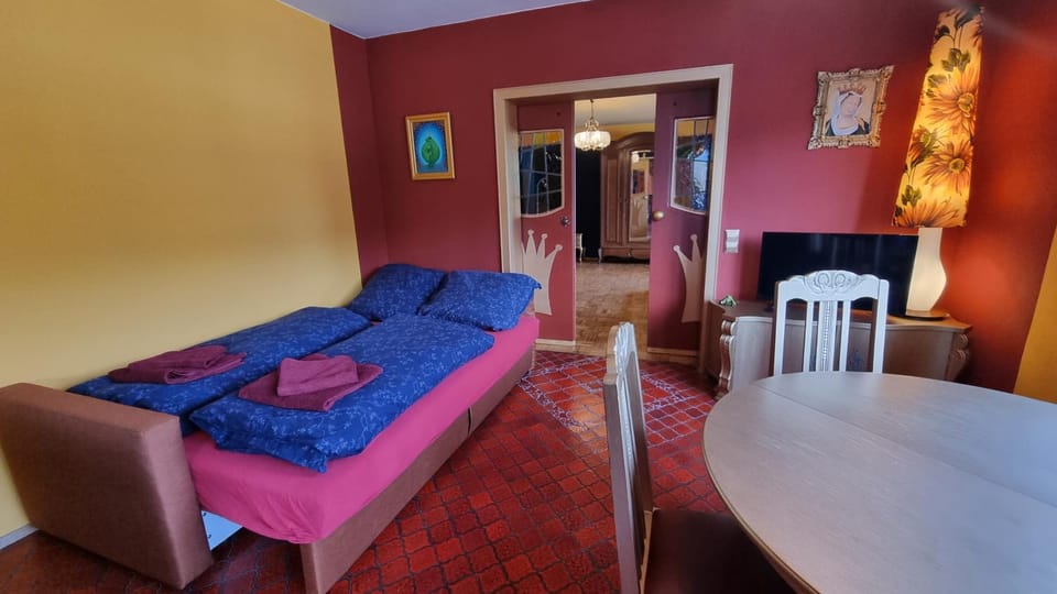 Bed, Living room, Photo of the whole room, Seating area, Dining area, Bedroom