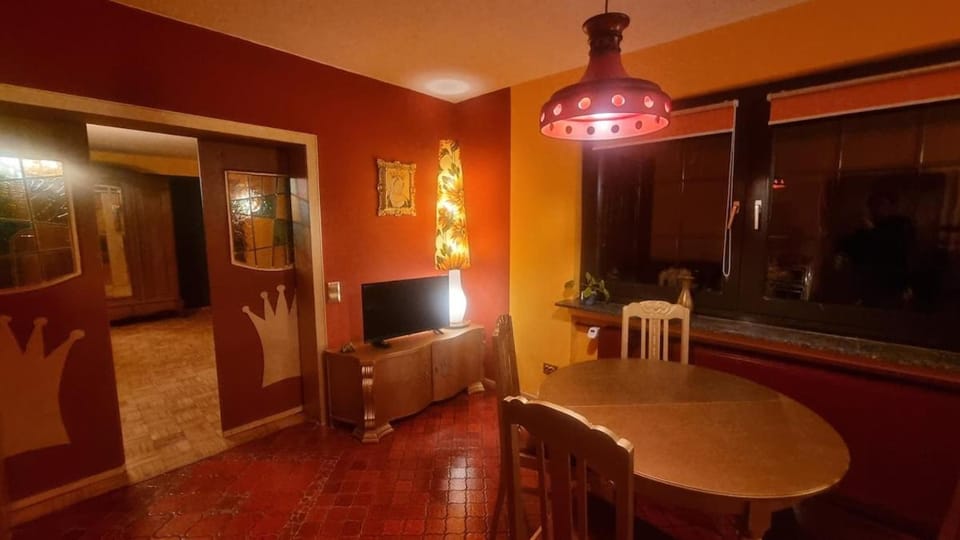 Communal lounge/ TV room, TV and multimedia, Dining area
