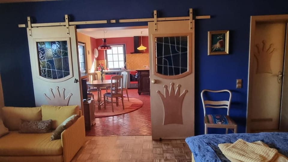 Kitchen or kitchenette, Living room, Seating area, Dining area, kitchen