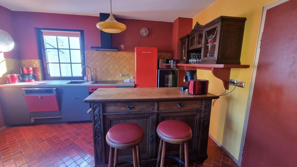 Kitchen or kitchenette, Lounge or bar, Dining area, dishwasher, minibar, oven, stove