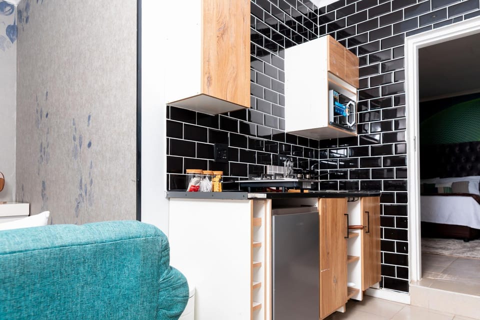 Kitchen or kitchenette, minibar, stove