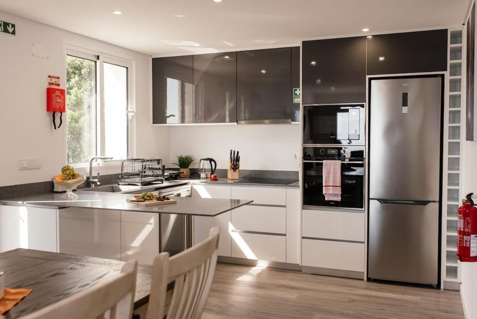 Kitchen or kitchenette, Dining area, dishwasher, oven, stove