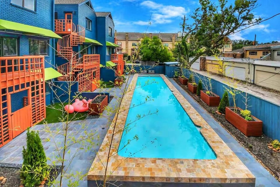 D Houston Oasis - Private Jacuzzi Loft Heated Pool Apartment in Houston