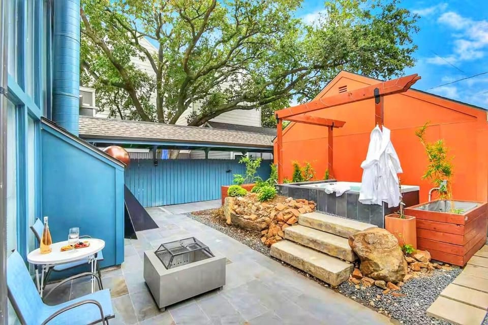 D Houston Oasis - Private Jacuzzi Loft Heated Pool Apartment in Houston
