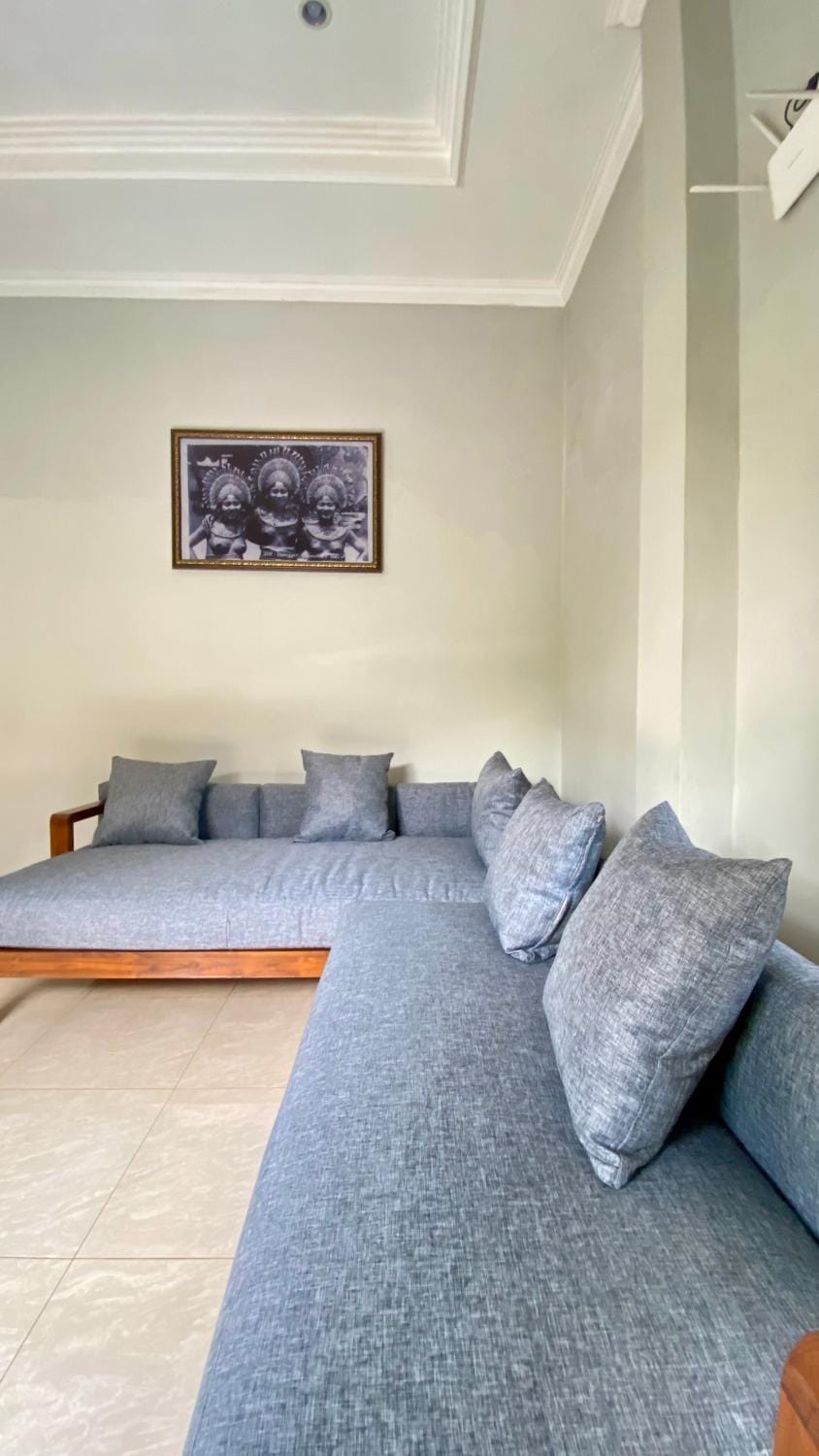 Photo of the whole room, Seating area