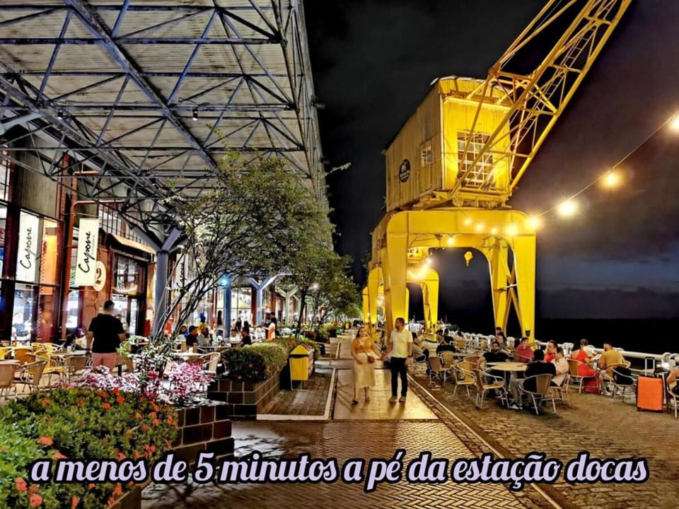 Restaurant/places to eat, Night, Neighbourhood