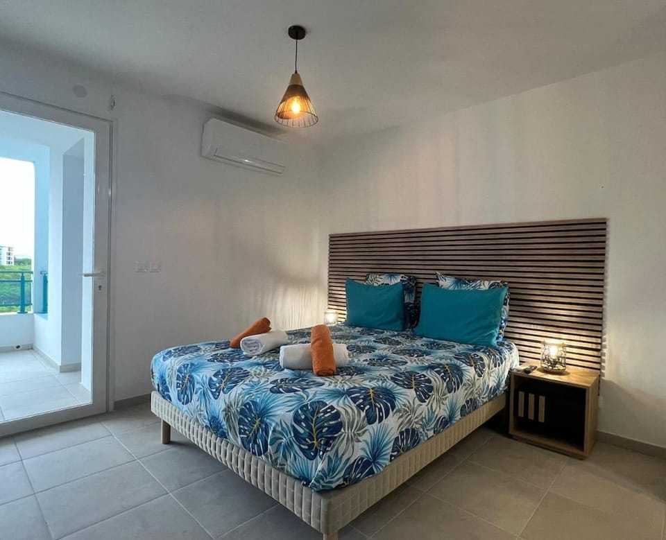 Bed, Bedroom, towels, air conditioner