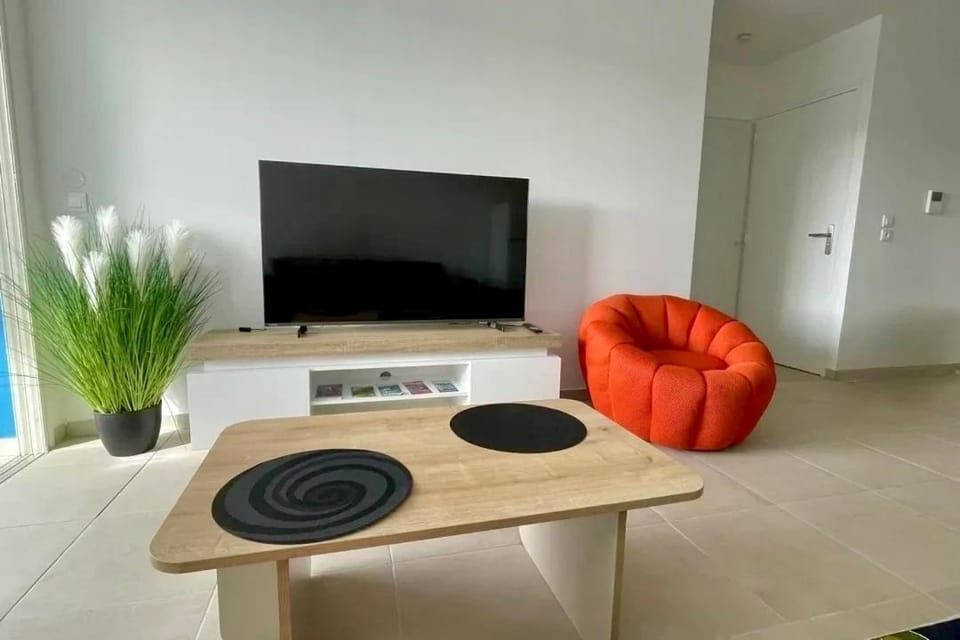 TV and multimedia, Living room, Evening entertainment