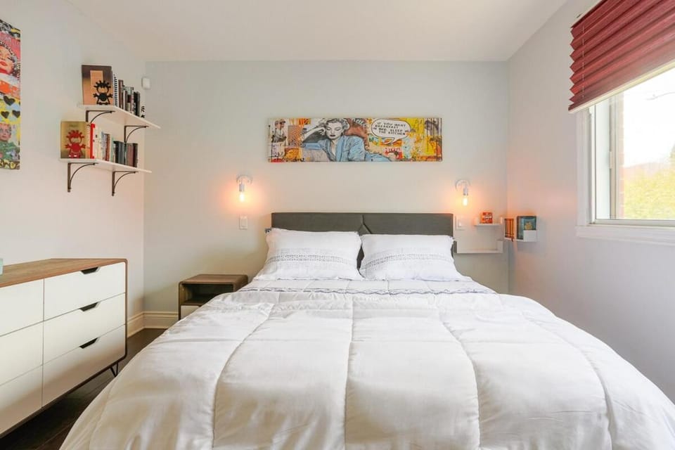 Cozy 2 bedroom close to downtown Apartment in Montreal