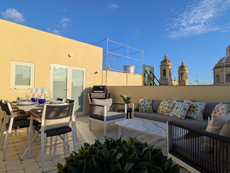 Property building, Balcony/Terrace, Dining area