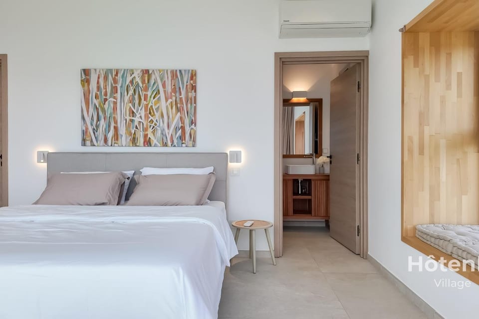 Photo of the whole room, Bedroom, air conditioner