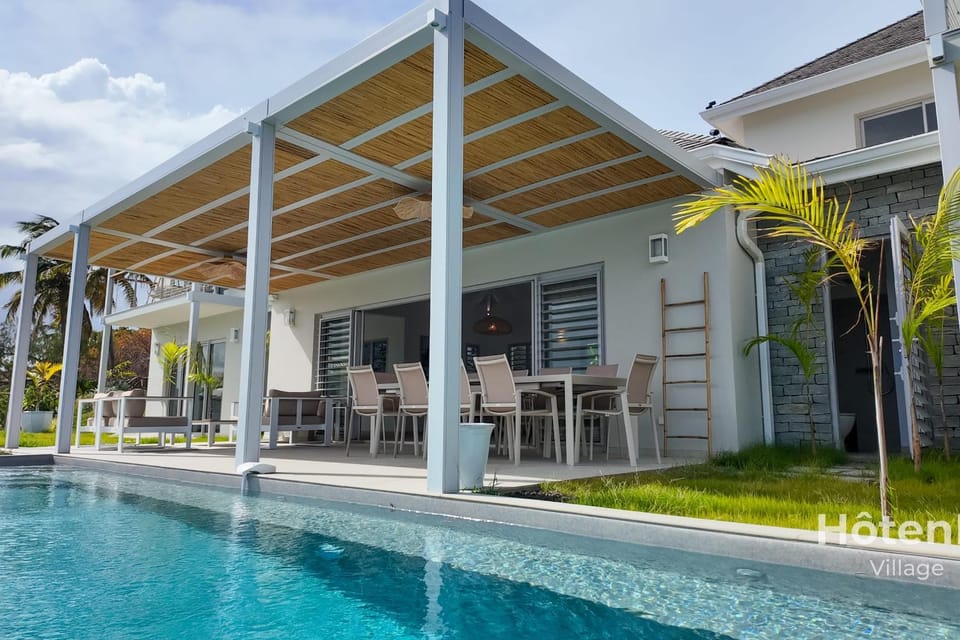 Property building, Balcony/Terrace, Pool view, Swimming pool, Swimming pool, sunbed