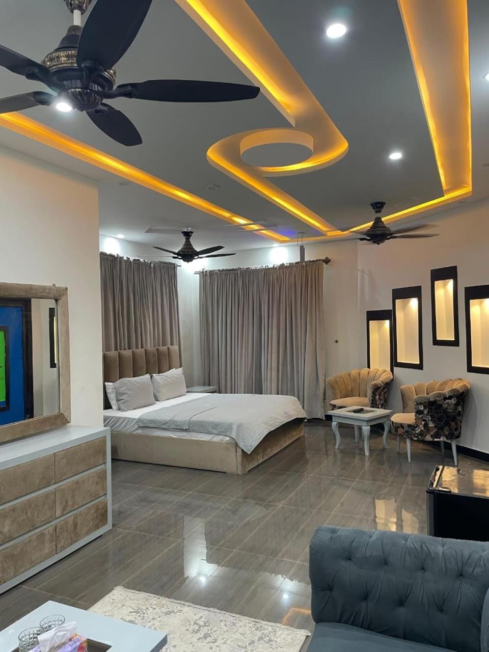 Bed, TV and multimedia, Living room, Photo of the whole room, Seating area, Bedroom, fireplace