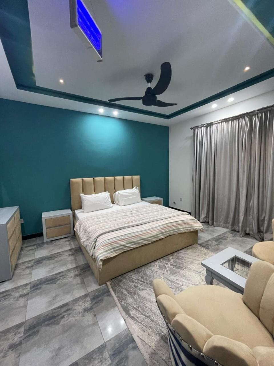 Bed, TV and multimedia, Living room, Photo of the whole room, Seating area, Bedroom