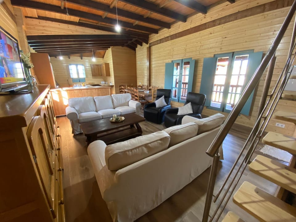 Communal lounge/ TV room, TV and multimedia, Living room, Seating area, Evening entertainment