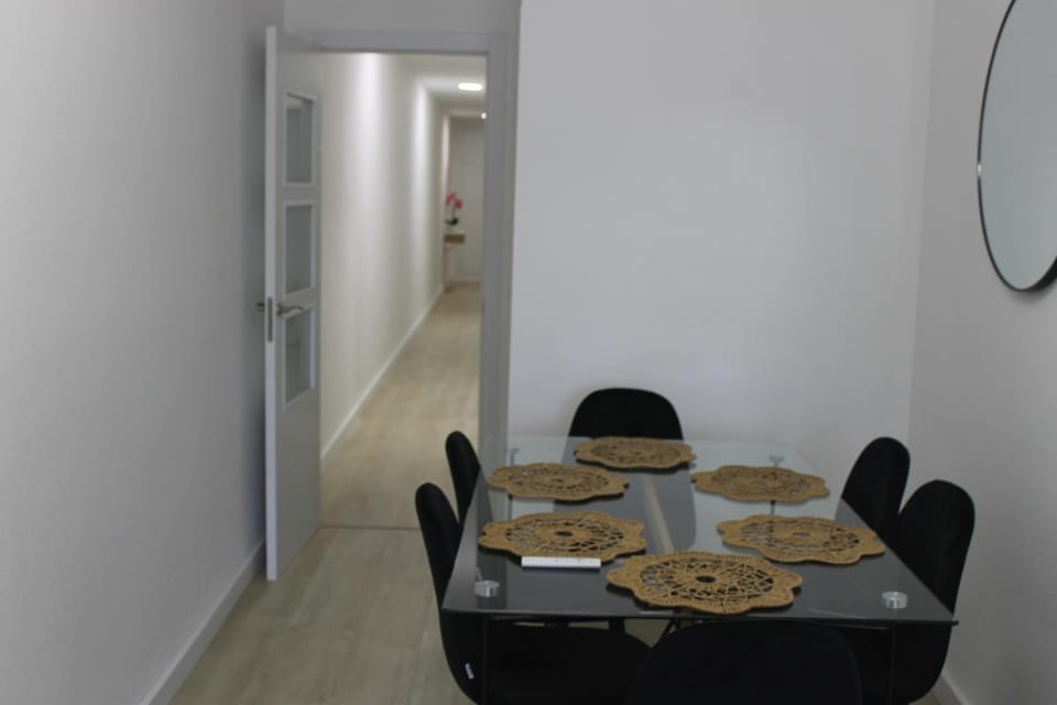 Living room, Food and drinks, Seating area, Dining area, Food